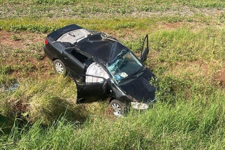 Mulher morre após carro sair da pista e capotar. A vítima estava no banco do carona, o motorista do carro, era irmão dela e ficou ferido.
