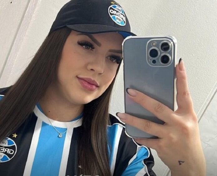 Mulher morre após perder o controle do carro e bater em árvore. A vítima foi identificada como Joice Luzia Scheffer, de 26 anos.