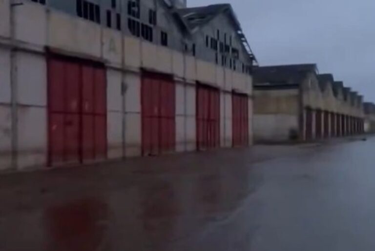 Guaíba volta a transbordar após chuva forte