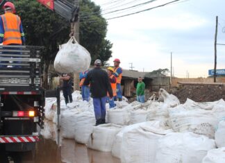 Na manhã desta quarta-feira (19), a Prefeitura de Canoas realizou uma ação preventiva para proteger o bairro Rio Branco de possíveis inundações. Hiper bags de concreto foram estrategicamente posicionados no fim do dique, visando conter as águas do rio Gravataí.