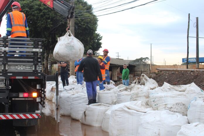 Na manhã desta quarta-feira (19), a Prefeitura de Canoas realizou uma ação preventiva para proteger o bairro Rio Branco de possíveis inundações. Hiper bags de concreto foram estrategicamente posicionados no fim do dique, visando conter as águas do rio Gravataí.