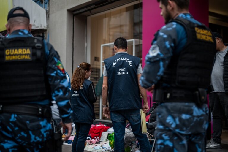 Nesta terça-feira (11), uma operação de fiscalização da Secretaria Municipal de Desenvolvimento Econômico, Turismo e Inovação foi realizada no Centro de Canoas com o objetivo de coibir o comércio irregular. Atendendo às solicitações de lojistas da região, a ação teve como foco as ruas XV de Janeiro, Tiradentes, Fioravante Milanez e Victor Barreto.