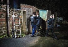 A Polícia Civil realiza nesta quarta-feira (27) a operação Leviatã, em Viamão, na Região Metropolitana, onde criminosos escondiam quase duas toneladas de maconha. A investigação, iniciada após essa apreensão, levou à análise de celulares e transações bancárias dos envolvidos.