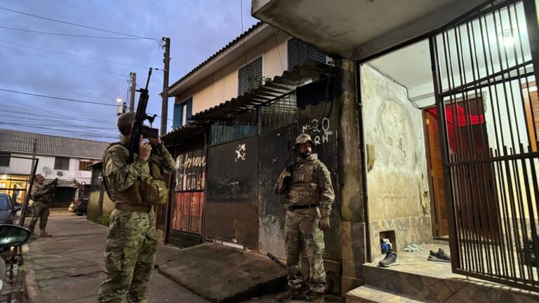 Na manhã desta terça-feira (25), policiais civis da Delegacia de Homicídios e Proteção à Pessoa (DHPP) de Canoas e Gravataí realizam a Operação Divisa. São 31 ordens judiciais sendo cumpridas, sendo 29 de busca e apreensão e duas prisões preventivas.