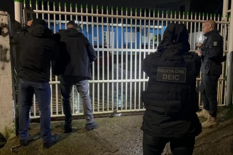 A Polícia Civil realizou, na manhã desta quarta-feira (26), uma operação de busca e apreensão na casa de um suspeito de fraude de seguro, na zona Sul de Porto Alegre.