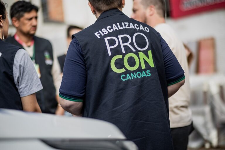 Segundo relatos dos clientes, muitos dos produtos adquiridos — roupeiros, kits cozinha e estofados —, não estavam disponíveis para retirada. Já nos casos de entrega com frete, muitas eram feitas de maneira incompleta ou com descumprimento de prazos.