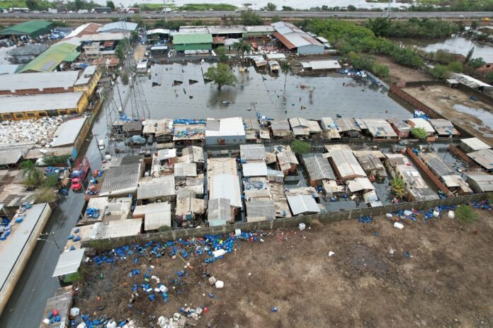 Produtos químicos se espalham após água invadir empresa. De acordo com apuração da GBC, a empresa fica no bairro Fátima.