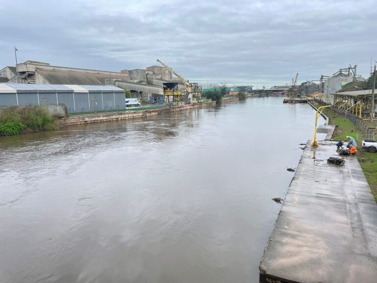 Na manhã desta segunda-feira (24), o Rio Gravataí está a 4,83 metros, 8 centímetros acima dos 4,75 metros que representam o limite crítico para que as águas transbordem a começam a alagar as áreas ribeirinhas.