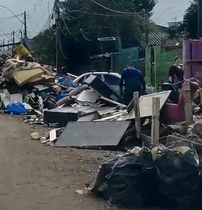 Ruas tem cenário de desolação, destruição e guerra. A maioria dos moradores atingidos começam a retornar para as suas casas.