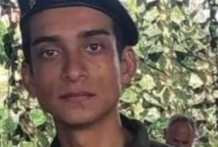 Um jovem soldado do Exército Brasileiro foi encontrado morto com um tiro de fuzil no peito, em Alegrete. Ele foi identificado como Alexandre Soares dos Santos de 18 anos.