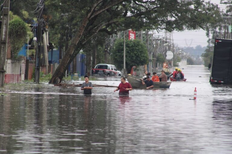 A Prefeitura de Canoas anunciou a disponibilização de um número de WhatsApp para emergências decorrentes da forte chuva que atingirá a cidade a partir deste sábado (15). O serviço é destinado a pessoas que necessitem de resgate em áreas com risco de alagamento, proporcionando uma resposta rápida e eficiente às situações de perigo.
