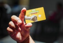 Na última segunda-feira (10), em Canoas, começou a entrega de uma nova leva de cartões do Pix SOS Rio Grande do Sul. Durante dois dias, estimou-se a distribuição de 8.314 cartões para acesso aos recursos das doeações recebidas via Pix.