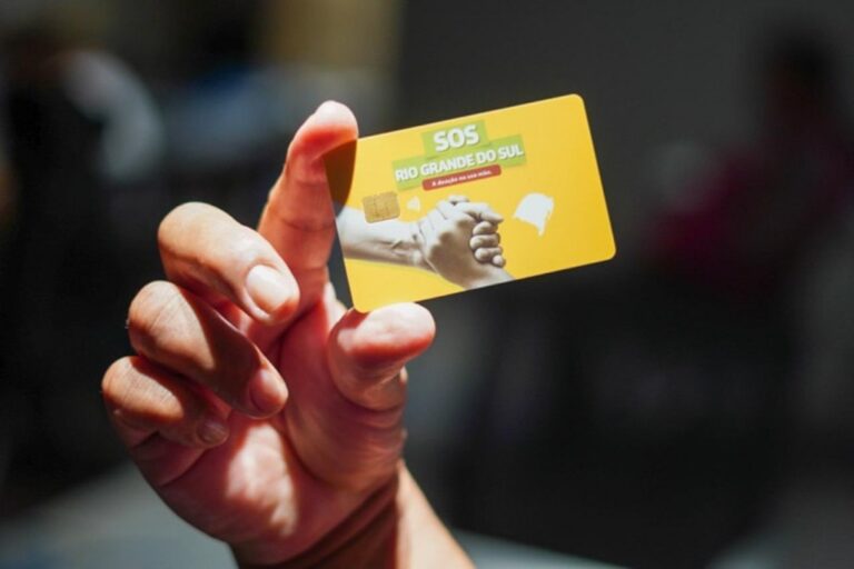 Na última segunda-feira (10), em Canoas, começou a entrega de uma nova leva de cartões do Pix SOS Rio Grande do Sul. Durante dois dias, estimou-se a distribuição de 8.314 cartões para acesso aos recursos das doeações recebidas via Pix.