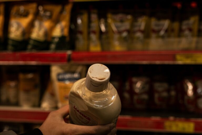 Dois supermercados são interditados vendendo produtos da enchente em Canoas. Além disso, haviam produtos vencidos.