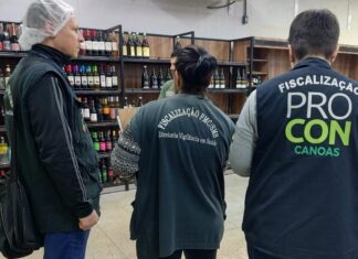 Um supermercado em Canoas foi flagrado vendendo produtos sujos de lama da enchente. O flagrante foi realizado pelo Procon em parceria com a Vigilância Sanitária. 