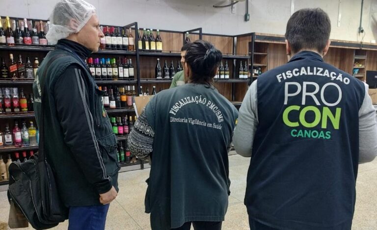 Um supermercado em Canoas foi flagrado vendendo produtos sujos de lama da enchente. O flagrante foi realizado pelo Procon em parceria com a Vigilância Sanitária. 