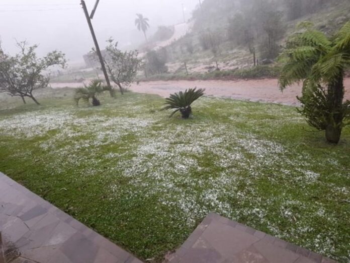 Uma frente fria avançou sobre o estado do Rio Grande do Sul pelo Sul, provocando temporais isolados no Vale do Taquari nesta segunda-feira (24). Nesta manhã, cidades como Travesseiro, Marques de Souza, Colinas e Capitão registraram queda de granizo.