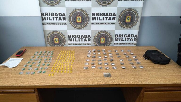 Traficante é preso com cocaína e maconha em Canoas. 112 eppendorfs de cocaína, 49 porções de maconha e material de anotação do tráfico.
