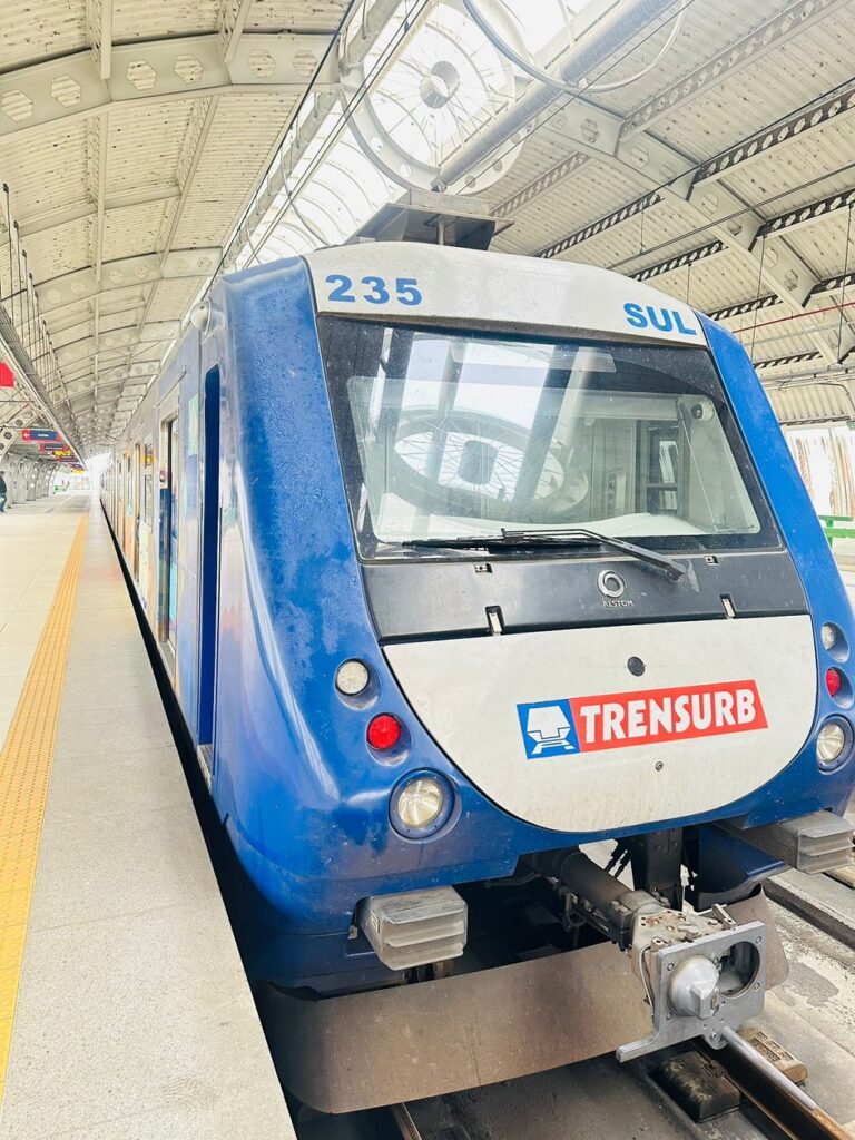 Trensurb vai reduzir intervalos entre trens; Entenda. A operação emergencial do metrô ocorre diariamente das 6h às 21h