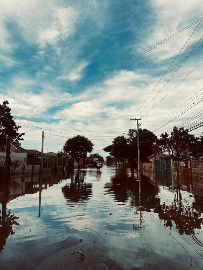 Três bairros seguem com água invadindo casas. Pontos dos bairros Harmonia, Mathias Velho e Rio Branco seguem com água invadindo residências.