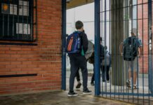Na próxima terça-feira (25), mais seis escolas municipais de Ensino Fundamental voltam às aulas em Canoas. São cinco escolas do lado Leste que retomam as atividades — as EMEFs Erna Würth, Duque de Caxias, Ildo Meneghetti, Walter Peracchi e Rondônia — e uma do lado Oeste — a EMEF Max Oderich.