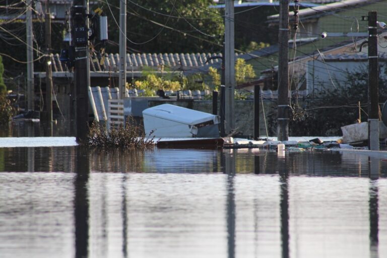 A Defesa Civil do Estado emitiu um comunicado de chuva intensa. Um grande volume está prevista para o Rio Grande do Sul entre os dias 14 e 17 de junho. Algumas regiões podem registrar chuva superior a 100 milímetros no período.