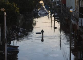 Nesta sexta-feira (21), o governo do Estado do Rio Grande do Sul efetuou o pagamento do sexto lote do programa Volta por Cima para ajudar famílias afetadas pelas chuvas intensas e pela enchente.