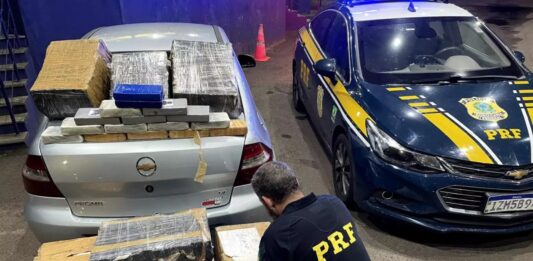 Um jovem de 24 anos foi preso pela Polícia Rodoviária Federal (PRF) na última terça-feira (4) ao transportar maconha, pasta-base de cocaína e cloridrato de cocaína na BR-101 em Osório, no Litoral Norte.