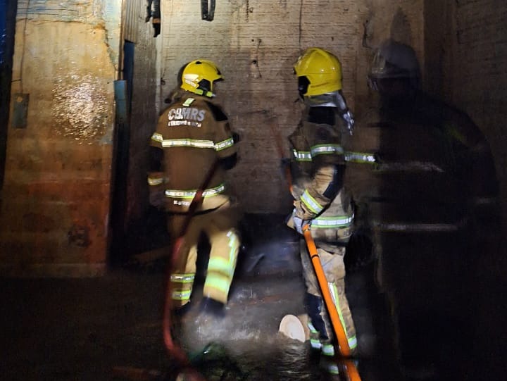 Um incêndio mobilizou o Corpo de Bombeiros de Canoas, na última quarta-feira (5), no bairro Mathias Velho. As equipes precisaram utilizar dois caminhões no combate às chamas.