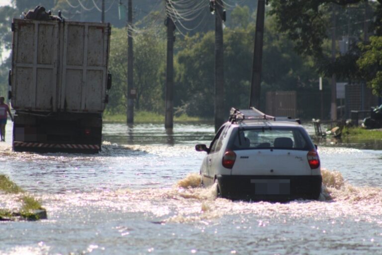 Após semanas de tempo firme no Rio Grande do Sul, a chuva deve retornar ao Estado nesta sexta-feira (14). A Defesa Civil do RS alerta para volumes de chuva próximos a 150 mm em alguns municípios até a próxima terça-feira (18).