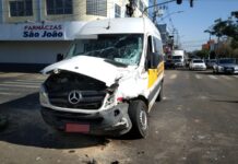 Um acidente de trânsito foi registrado no fim da manhã desta sexta-feira (14), entre uma van escolar e um caminhão em Canoas. A ocorrência aconteceu na esquina da avenida Boqueirão com a rua Alexandre de Gusmão, no bairro Guajuviras.