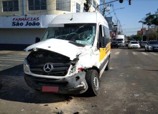 Um acidente de trânsito foi registrado no fim da manhã desta sexta-feira (14), entre uma van escolar e um caminhão em Canoas. A ocorrência aconteceu na esquina da avenida Boqueirão com a rua Alexandre de Gusmão, no bairro Guajuviras.