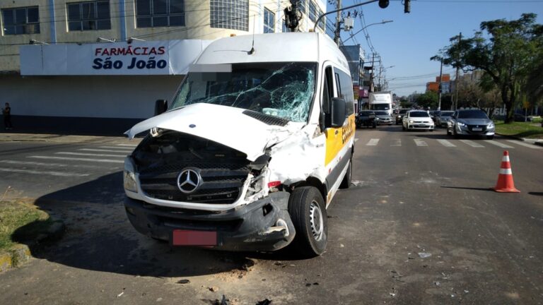 Um acidente de trânsito foi registrado no fim da manhã desta sexta-feira (14), entre uma van escolar e um caminhão em Canoas. A ocorrência aconteceu na esquina da avenida Boqueirão com a rua Alexandre de Gusmão, no bairro Guajuviras.