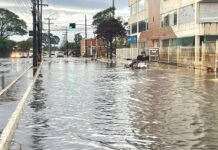 A rua Doutor Barcelos, localizada no Centro de Canoas, enfrenta problemas de alagamento devido à chuva forte desde a madrugada desta quarta-feira (19).