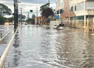 A rua Doutor Barcelos, localizada no Centro de Canoas, enfrenta problemas de alagamento devido à chuva forte desde a madrugada desta quarta-feira (19).