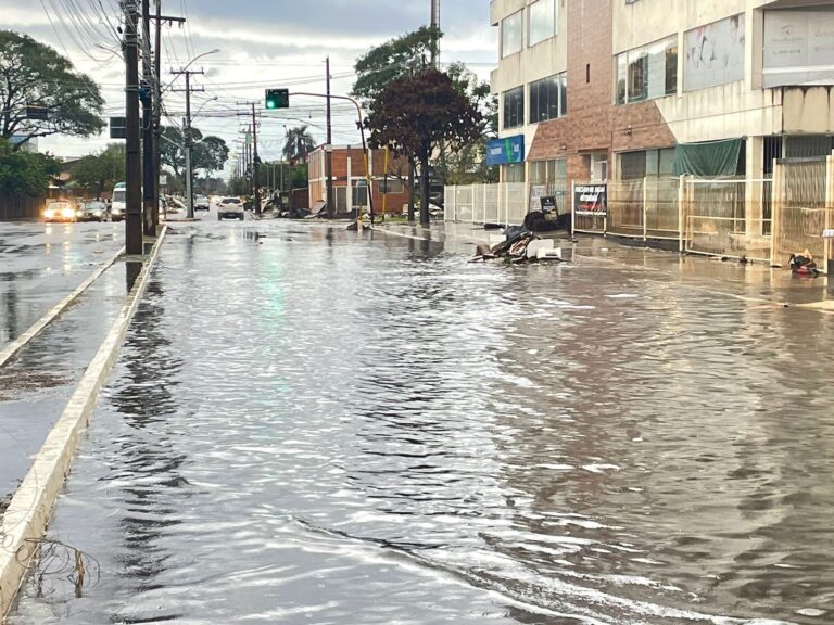 A rua Doutor Barcelos, localizada no Centro de Canoas, enfrenta problemas de alagamento devido à chuva forte desde a madrugada desta quarta-feira (19).