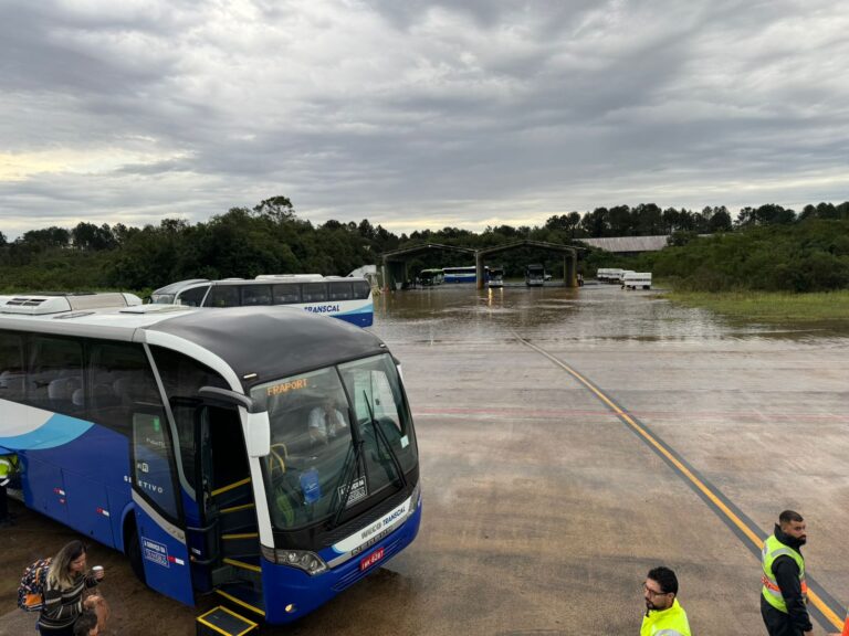 Pátio da Base Aérea fica alagado com chuva forte