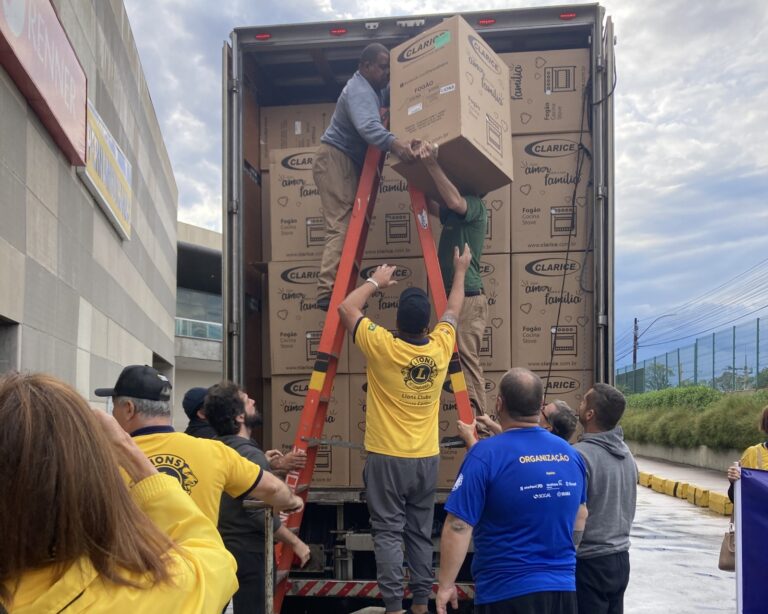 O Canoas Shopping se transformou em um ponto de entrega de doações para vítimas da enchente. A iniciativa faz parte da campanha "Vamos Aquecer o Rio Grande e Acender a Chama da Esperança", organizada pelo Lions Clube.