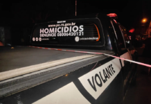Foi identificado o adolescente de 17 anos morto a tiros dentro de casa, no bairro Guajuviras, em Canoas. Um casal foi preso pela polícia.