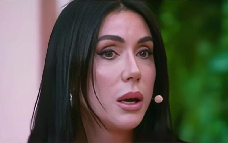 A apresentadora do Chega Mais do SBT, Michelle Barros, relatou nesta terça-feira (4), ao vivo, que sofreu abuso quando criança e que apenas seu filho sabia de toda situação. A jornalista desabafou sobre o impacto que isso teve em sua vida e como entendeu o que havia passado apenas anos depois. "Deixa marca para a vida toda", lamentou.