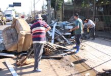 Apreensivos com a previsão de chuva intensa para o próximo domingo (16), moradores do bairro Rio Branco, em Canoas, estão tentando desobstruir bocas de lobo na tarde desta sexta-feira (14). Na avenida Mauá, uma das principais vias de acesso a região, as calçadas estão tomadas de entulhos.