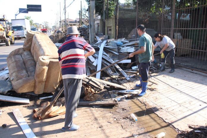 Apreensivos com a previsão de chuva intensa para o próximo domingo (16), moradores do bairro Rio Branco, em Canoas, estão tentando desobstruir bocas de lobo na tarde desta sexta-feira (14). Na avenida Mauá, uma das principais vias de acesso a região, as calçadas estão tomadas de entulhos.