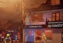 Na madrugada desta segunda-feira (17), uma churrascaria pegou fogo e ficou totalmente destruída na serra Gaúcha.