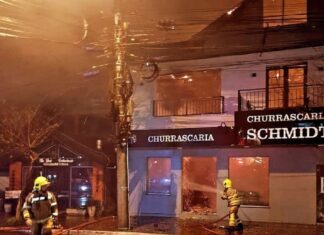 Na madrugada desta segunda-feira (17), uma churrascaria pegou fogo e ficou totalmente destruída na serra Gaúcha.
