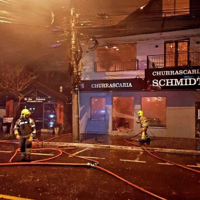 Na madrugada desta segunda-feira (17), uma churrascaria pegou fogo e ficou totalmente destruída na serra Gaúcha.