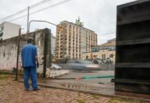 A Prefeitura de Porto Alegre começou na manhã desta segunda-feira (4) o fechamento de três comportas do Guaíba.