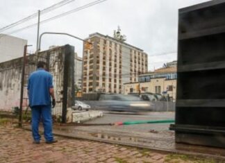A Prefeitura de Porto Alegre começou na manhã desta segunda-feira (4) o fechamento de três comportas do Guaíba.
