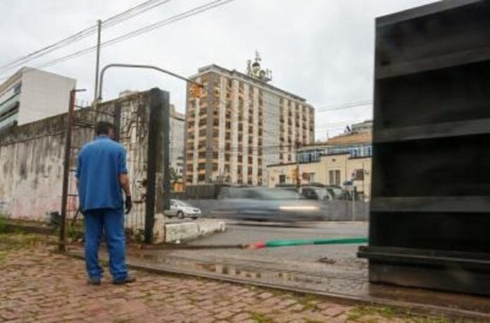 A Prefeitura de Porto Alegre começou na manhã desta segunda-feira (4) o fechamento de três comportas do Guaíba.