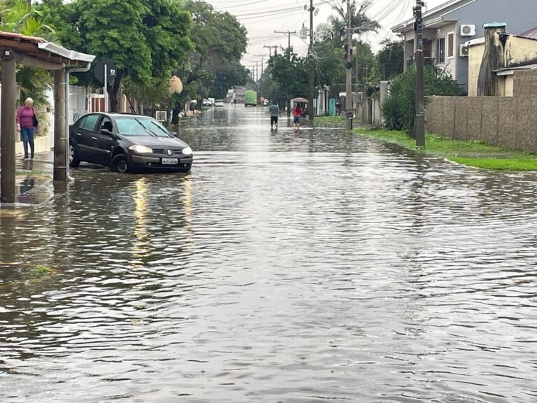 A Defesa Civil do RS publicou em suas redes sociais um alerta de chuvas intensas. A mudança ocorre por causa do avanço de uma frente fria