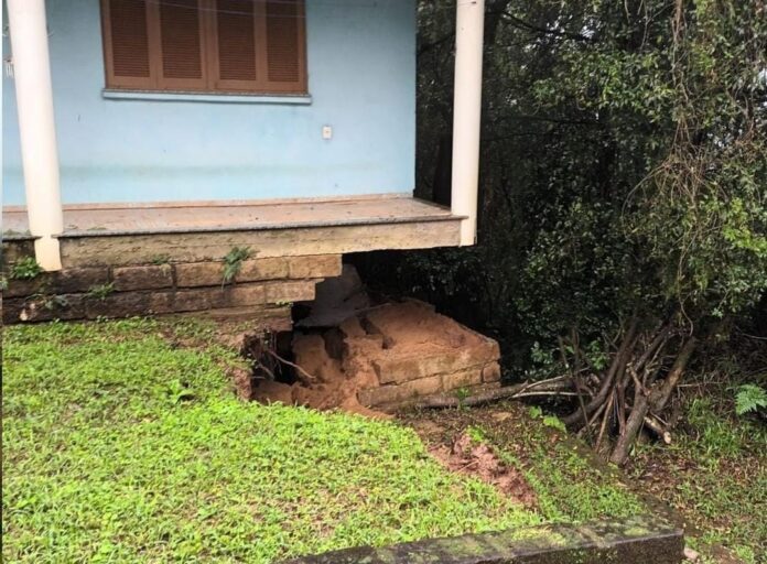 Um deslizamento de terra foi registrado nesta sexta-feira (21) em Nova Santa Rita. O Corpo de Bombeiros e engenheiros da prefeitura estiveram no local.